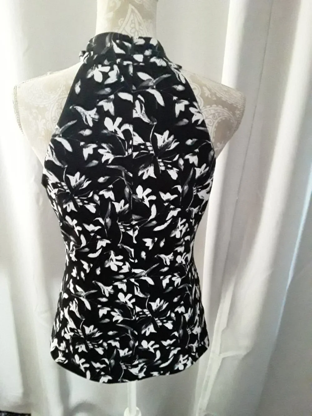 White House Black Market lovely black and white halter top size S - Picture 6 of 10